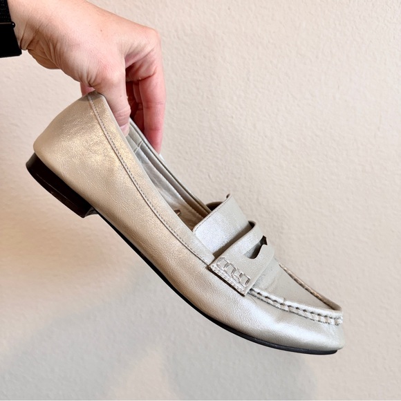Minimalist Metallic Penny Loafers Torrid Silver Leather Flats Wide 8.5WW A19 - Picture 3 of 10